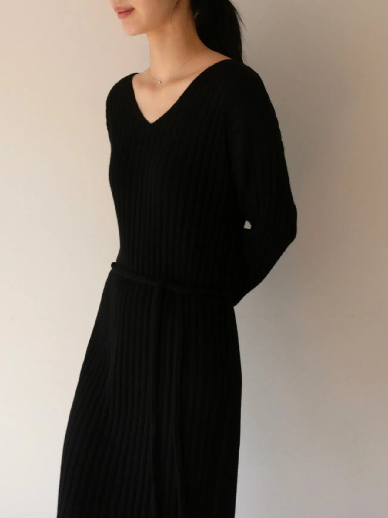 RIBBED V-NECK KNIT DRESS