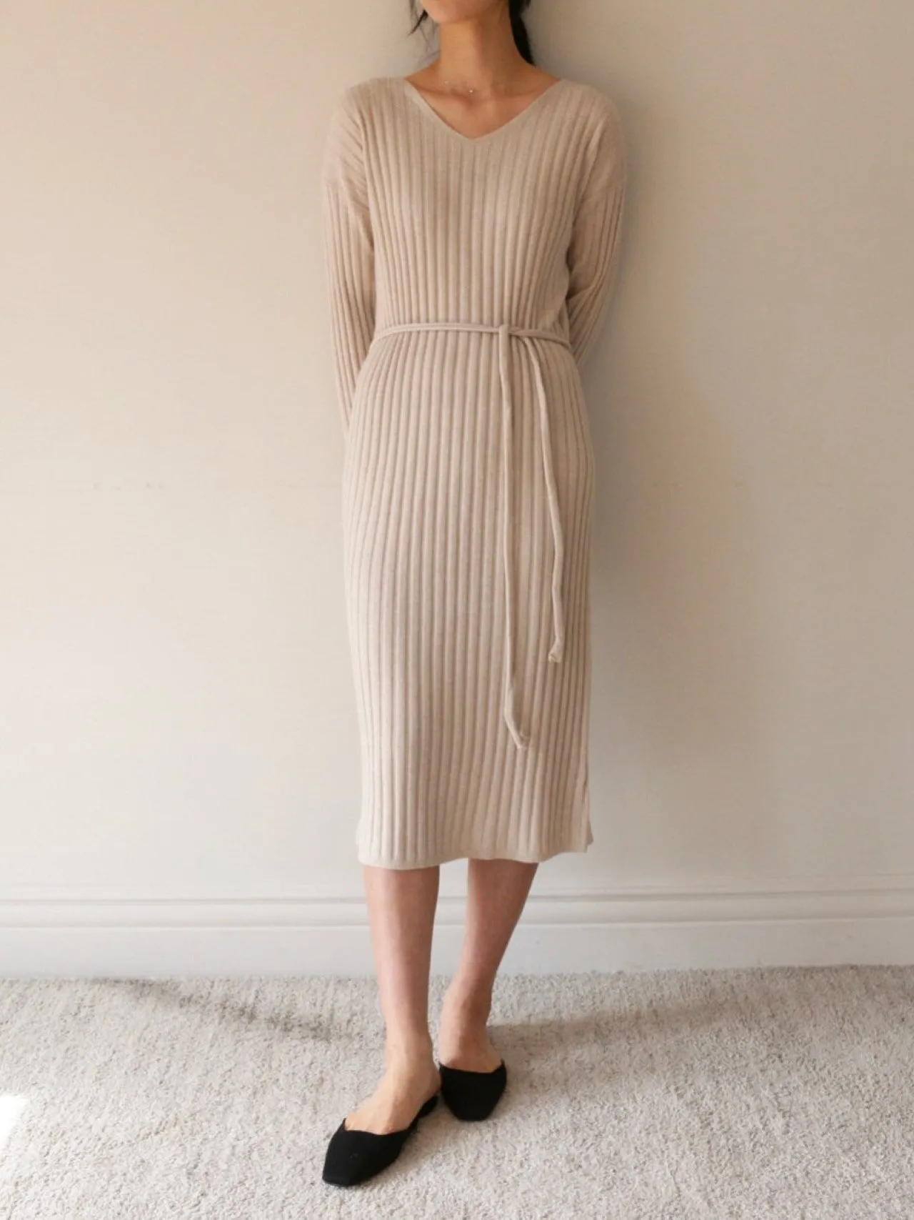 RIBBED V-NECK KNIT DRESS