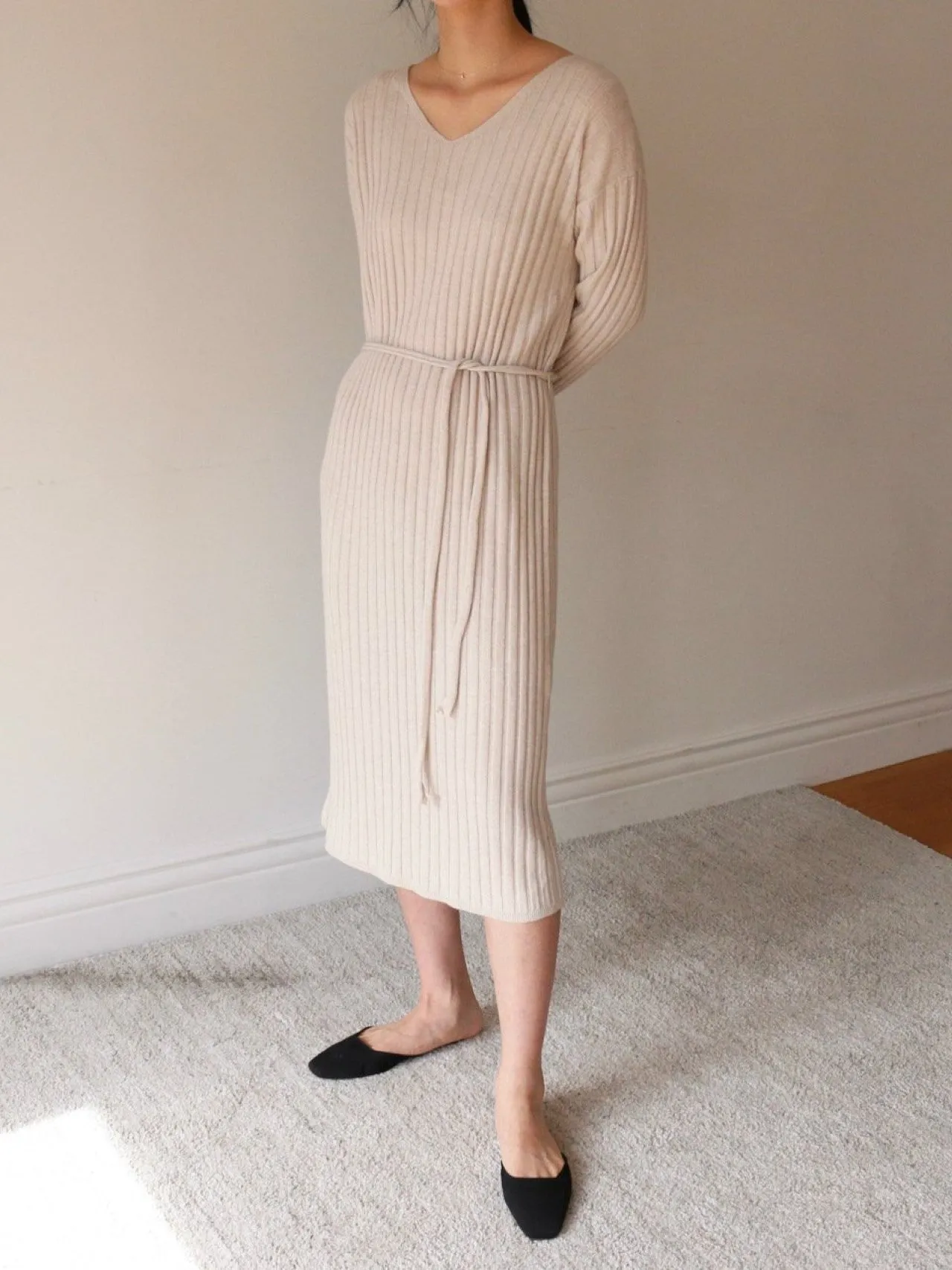 RIBBED V-NECK KNIT DRESS