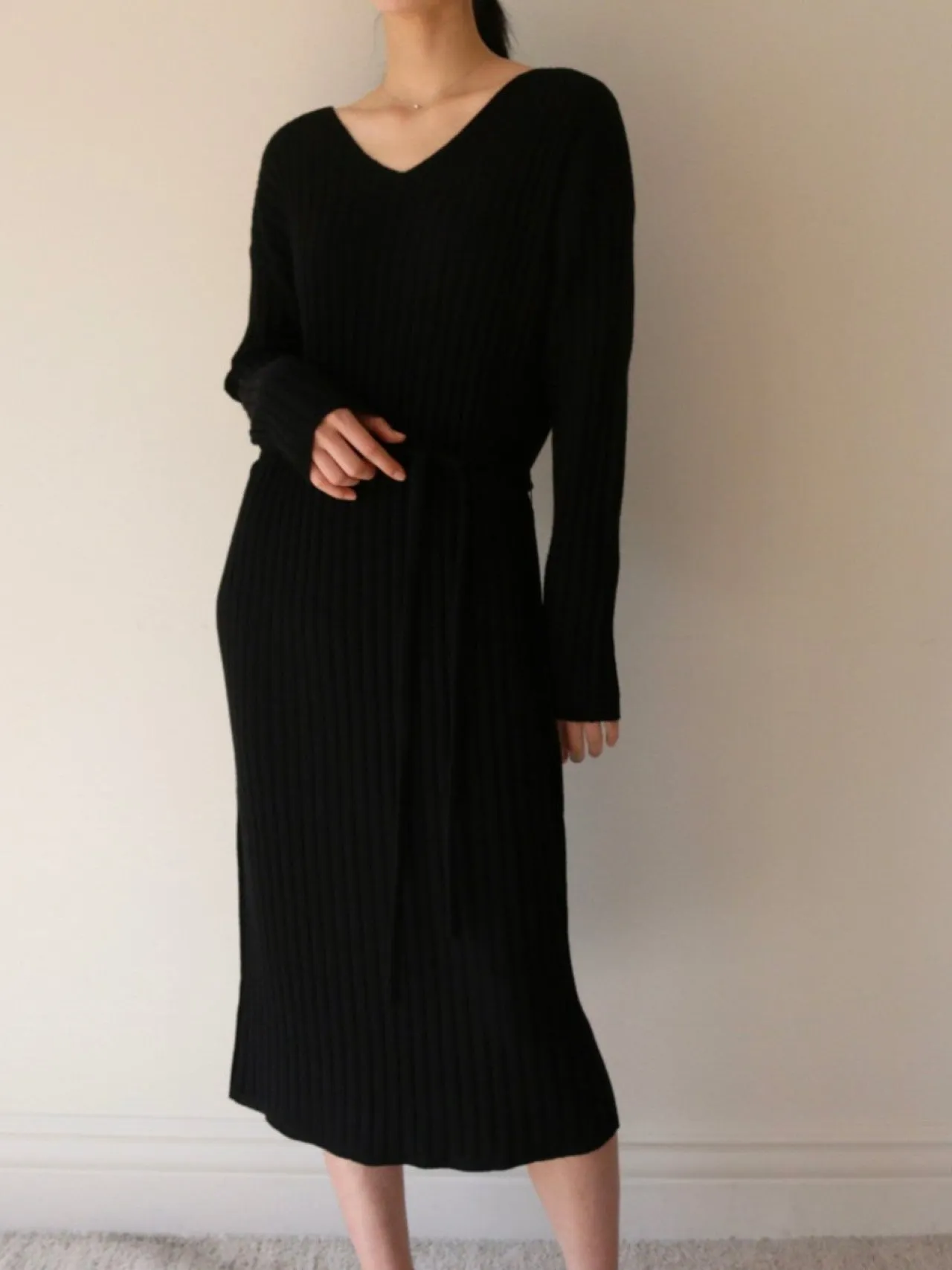 RIBBED V-NECK KNIT DRESS