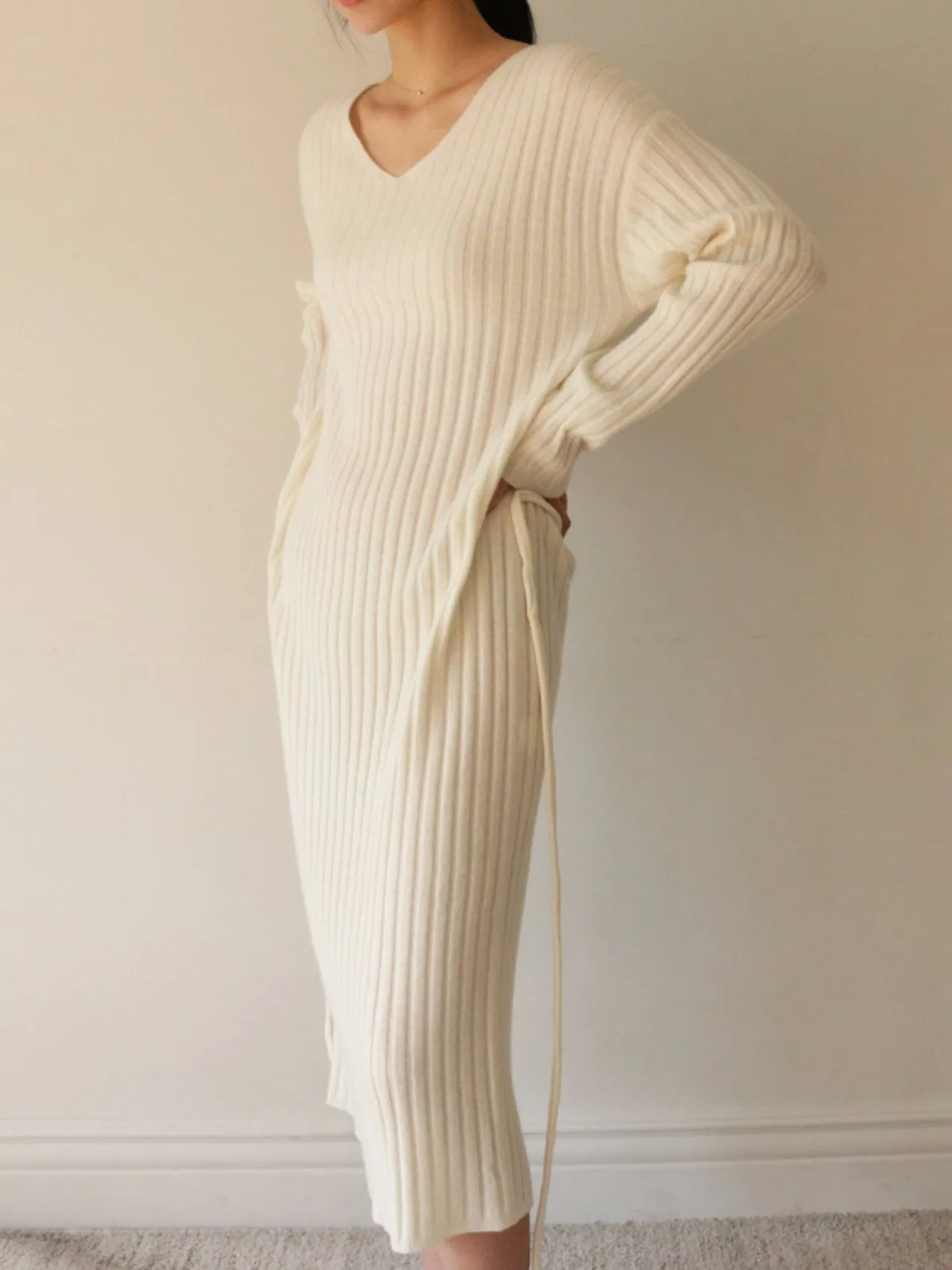 RIBBED V-NECK KNIT DRESS